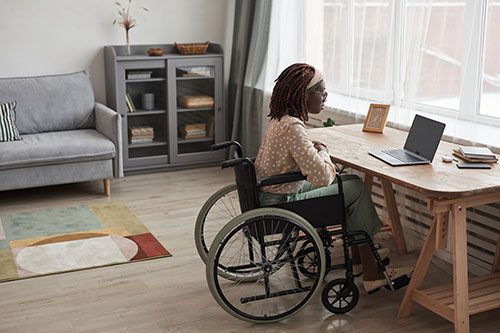 Rolstoel vrouw thuiswerken